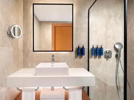 https://images.etstur.com/imgproxy/resize/2560x1440/files/images/hotelImages/etsrooms/344/Radisson_Blu_Resort___Spa_Cesme_20250716122550_1.jpg