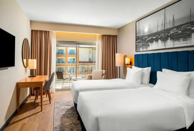 https://images.etstur.com/imgproxy/resize/2560x1440/files/images/hotelImages/etsrooms/344/Radisson_Blu_Resort___Spa_Cesme_20250716122551_4.jpg