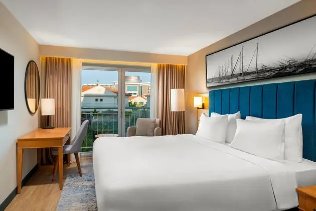 https://images.etstur.com/imgproxy/resize/2560x1440/files/images/hotelImages/etsrooms/344/Radisson_Blu_Resort___Spa_Cesme_20250716122847_4.jpg