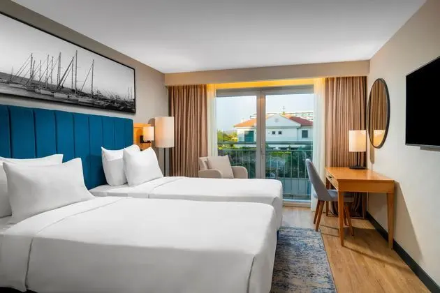 https://images.etstur.com/imgproxy/resize/2560x1440/files/images/hotelImages/etsrooms/344/Radisson_Blu_Resort___Spa_Cesme_20250716122848_6.jpg