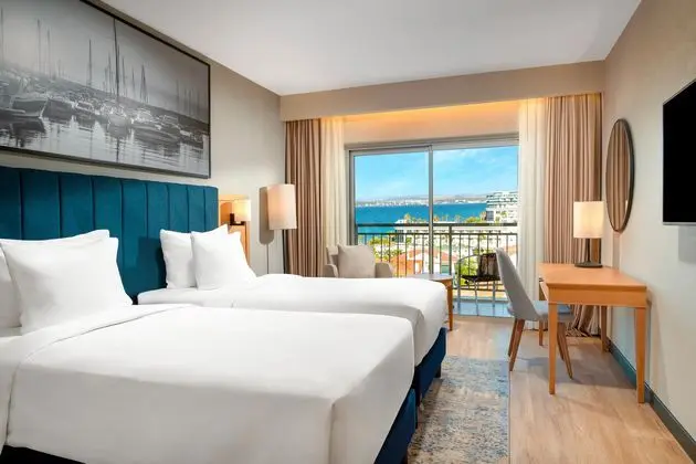 https://images.etstur.com/imgproxy/resize/2560x1440/files/images/hotelImages/etsrooms/344/Radisson_Blu_Resort___Spa_Cesme_20250716123339_1.jpg