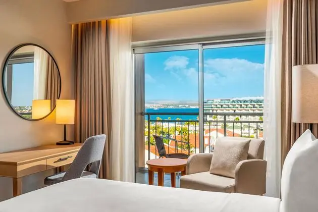https://images.etstur.com/imgproxy/resize/2560x1440/files/images/hotelImages/etsrooms/344/Radisson_Blu_Resort___Spa_Cesme_20250716123340_3.jpg