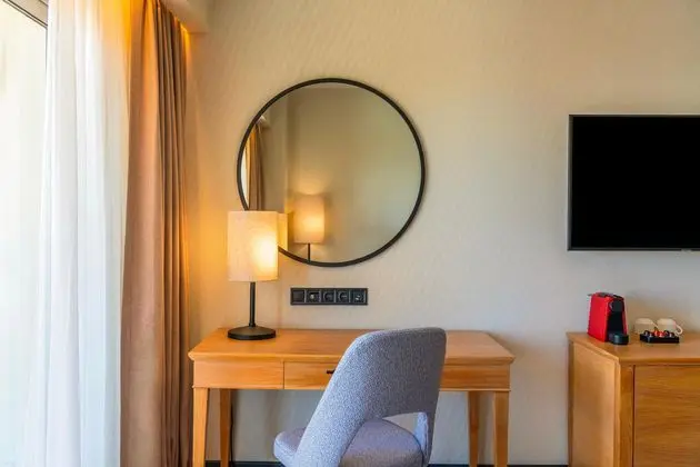 https://images.etstur.com/imgproxy/resize/2560x1440/files/images/hotelImages/etsrooms/344/Radisson_Blu_Resort___Spa_Cesme_20250716123340_4.jpg