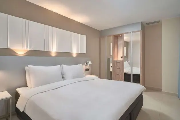 Süit, 2 Yatak Odası, Balkon, Havuz Manzaralı