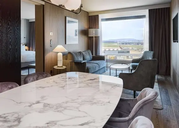 Design Süit (Airfield View)