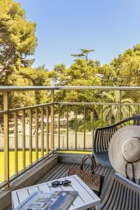 Tek Büyük Yataklı Oda, 1 Çift Kişilik Yatak, Balkon, Bahçe Manzaralı