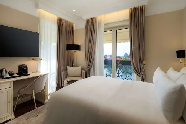 Oda, Göl Manzaralı (Collection)