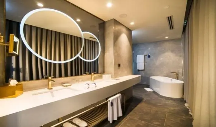 Suite Oda Sehir Ve Orman Manzarali