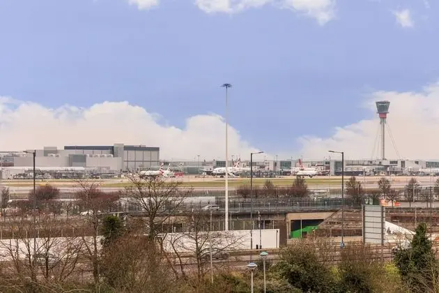 Standard Oda (Airport View)