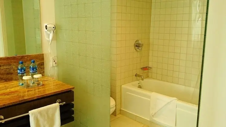 Deluxe Tek Büyük Yataklı Oda, 2 Çift Kişilik Yatak, Deniz Manzaralı