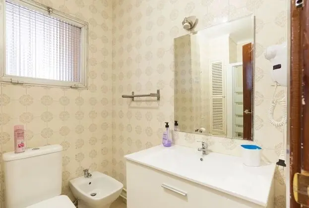 Basic Üç Kişilik Oda, Ortak Banyo