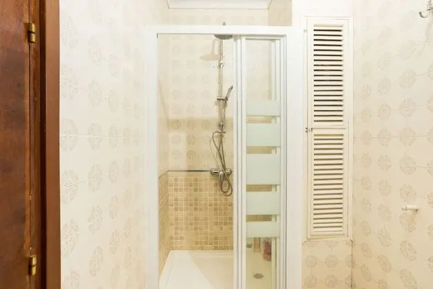 Basic Üç Kişilik Oda, Ortak Banyo