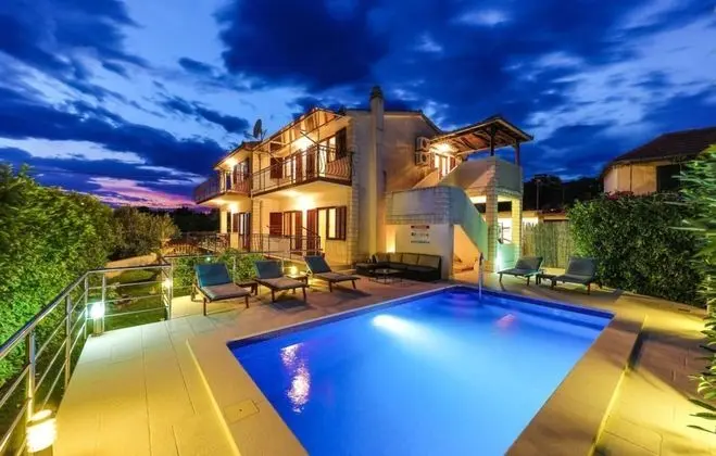 Ev (Rafaeli - with pool - H(8))