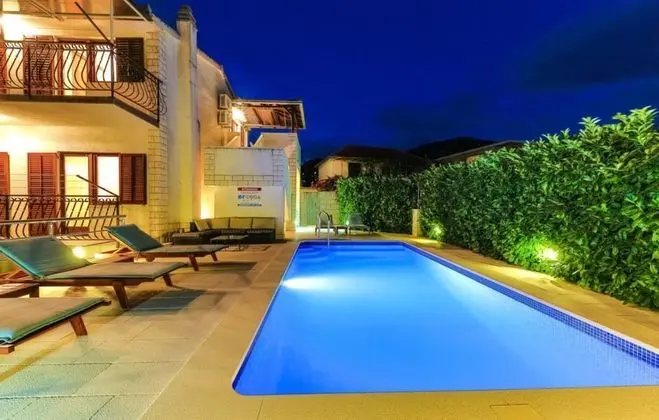 Ev (Rafaeli - with pool - H(8))