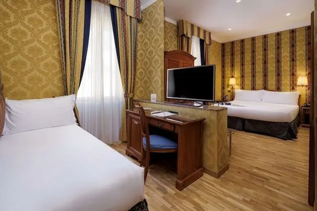 Comfort Oda, 1 En Büyük (King) Boy Yatak, Sigara İçilmez (with Single Sofabed;Larger Room)