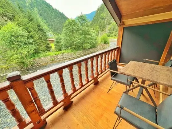 Villa, Nehir Manzaralı, Balkonlu