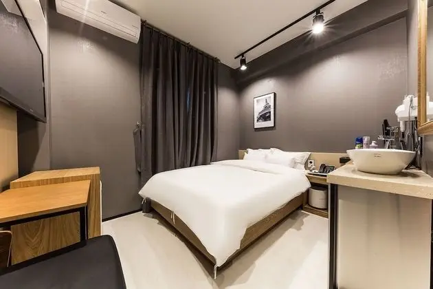 Deluxe Room (Check-In 9PM on Saturdays,Sundays,Public Holidays)