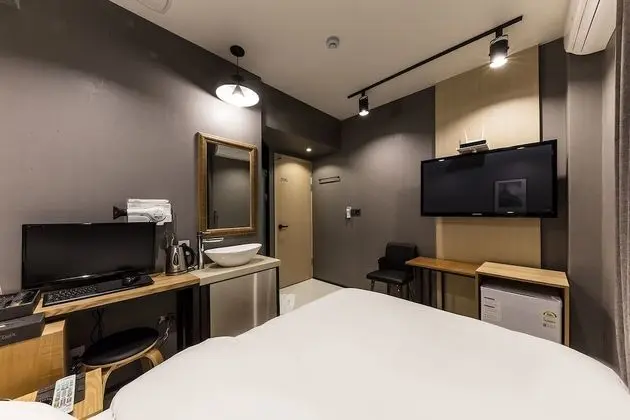 Deluxe Room (Check-In 9PM on Saturdays,Sundays,Public Holidays)