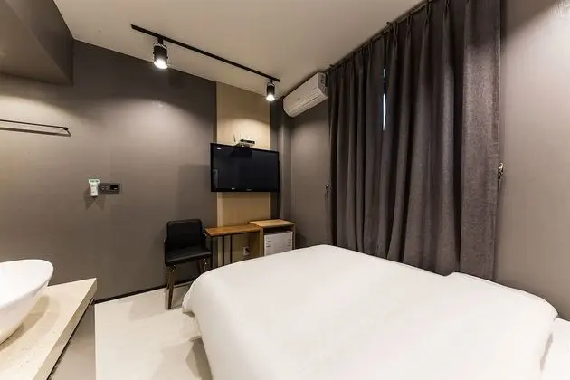 Deluxe Room (Check-In 9PM on Saturdays,Sundays,Public Holidays)