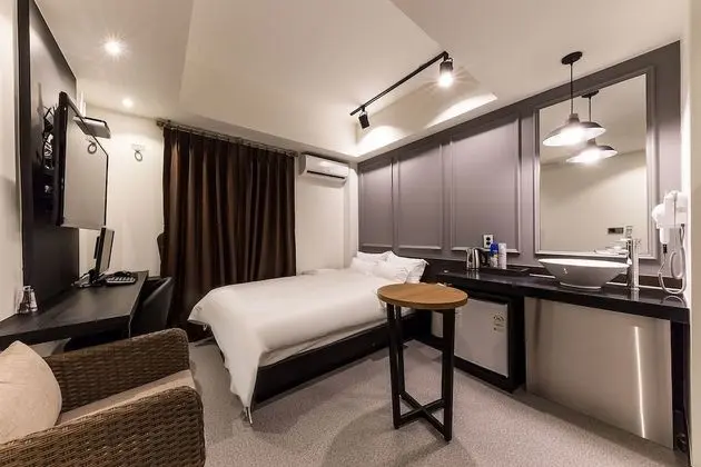 Deluxe Room (Check-In 9PM on Saturdays,Sundays,Public Holidays)
