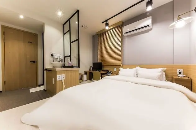 Deluxe Room (Check-In 9PM on Saturdays,Sundays,Public Holidays)