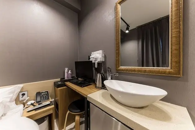 Deluxe Room (Check-In 9PM on Saturdays,Sundays,Public Holidays)