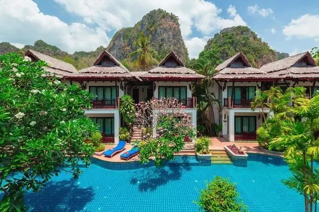 Deluxe Pool Side Room