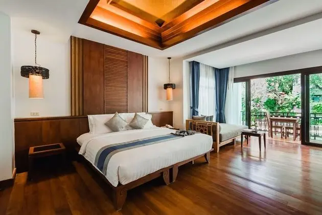 Deluxe Pool Side Room