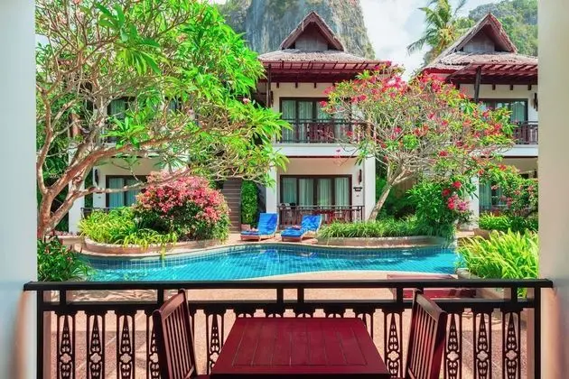 Deluxe Pool Side Room