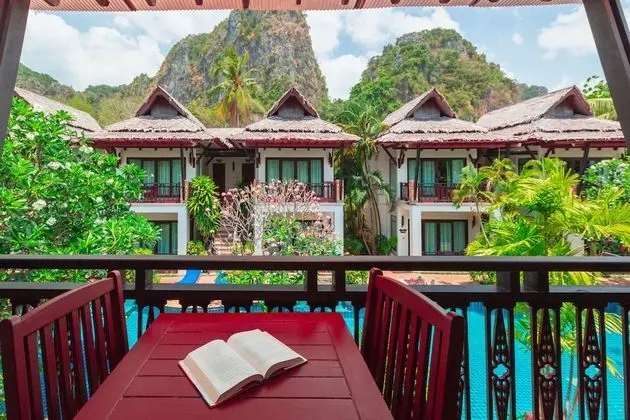 Deluxe Pool Side Room