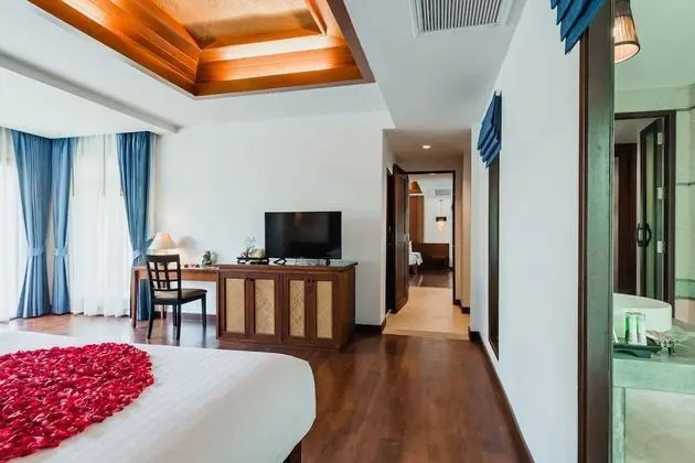 Deluxe Pool Side Room
