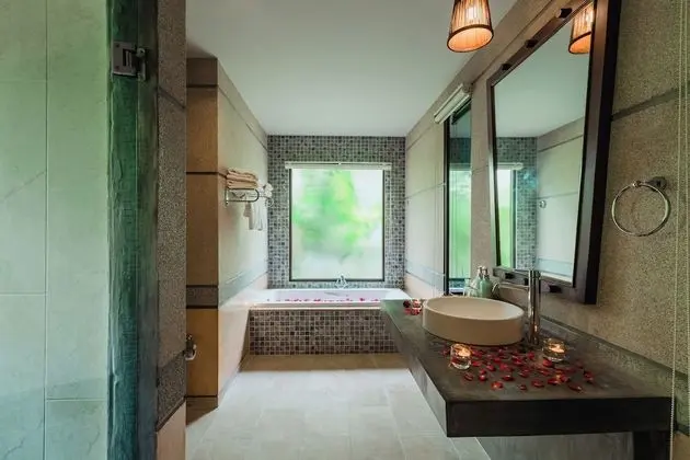 Deluxe Pool Side Room