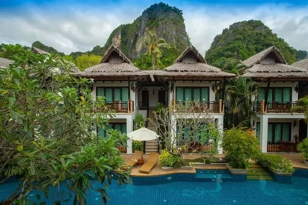 Deluxe Pool Side Room