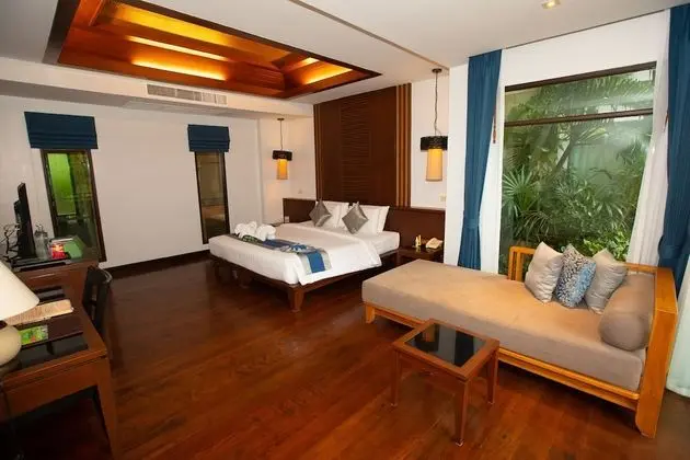 Deluxe Pool Side Room