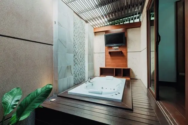 Jacuzzi Villa