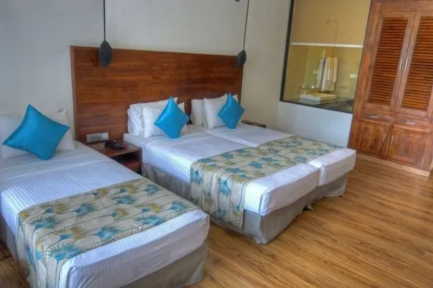 Deluxe Üç Kişilik Oda, Birden Çok Yatak, Balkon, Kısmi Göl Manzaralı