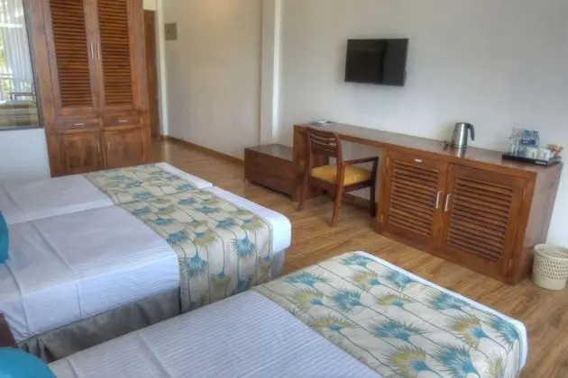 Deluxe Üç Kişilik Oda, Birden Çok Yatak, Balkon, Kısmi Göl Manzaralı