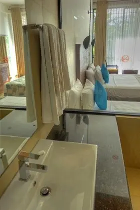 Deluxe Üç Kişilik Oda, Birden Çok Yatak, Balkon, Kısmi Göl Manzaralı