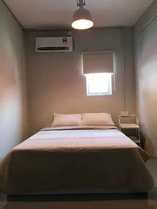 Basic Oda, 1 Büyük (Queen) Boy Yatak, Ortak Banyo