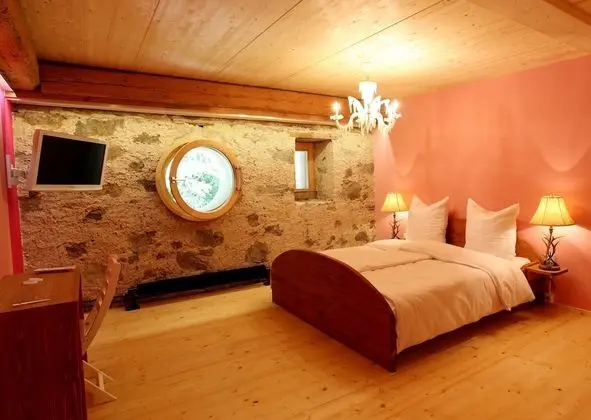 Büyük Yataklı Tek Kişilik Oda