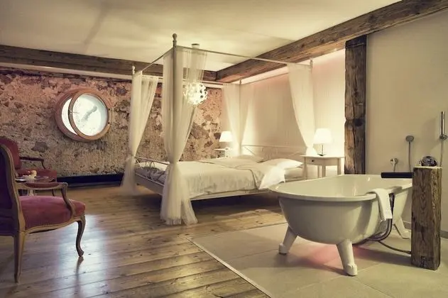 Büyük Yataklı Tek Kişilik Oda