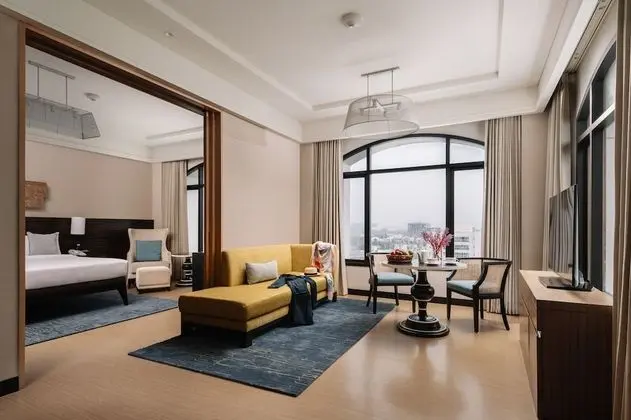 Presidential Suite with 2 way airport transfers, happy hours and 24 hrs check out