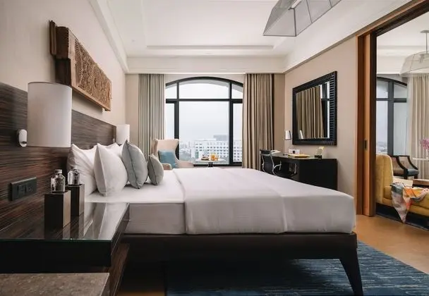 Presidential Suite with 2 way airport transfers, happy hours and 24 hrs check out