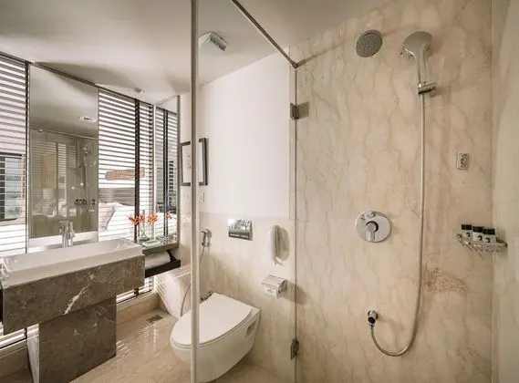 Presidential Suite with 2 way airport transfers, happy hours and 24 hrs check out