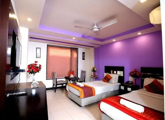 EXECUTIVE ROOM