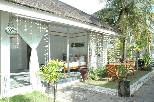 Beach Bungalow (Garden View)