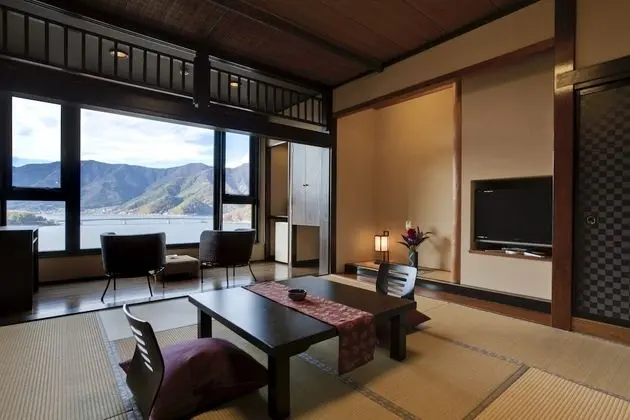 Traditional Oda, Göl Manzaralı (Japanese Style, for Three Guests)