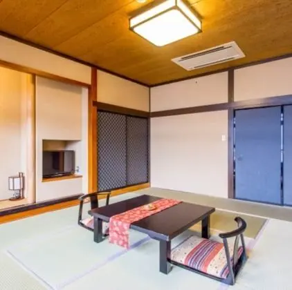 Traditional Oda, Göl Manzaralı (Japanese Style, for Three Guests)
