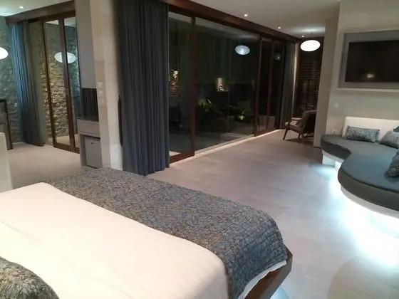 Luxury Oda