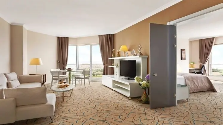 Deluxe Süit, Şehir Manzaralı (Sea and City View)